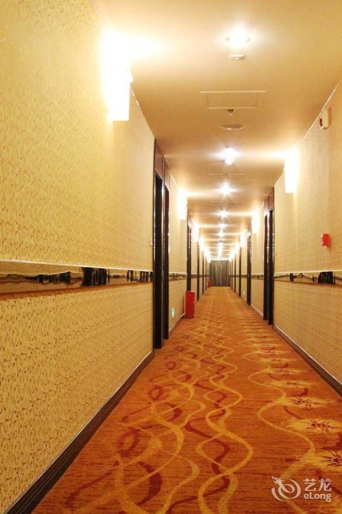 Chengdu Ronghome Hotel Екстер'єр фото