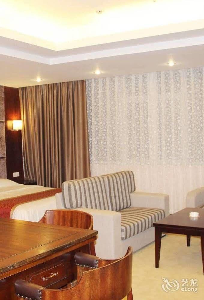 Chengdu Ronghome Hotel Екстер'єр фото