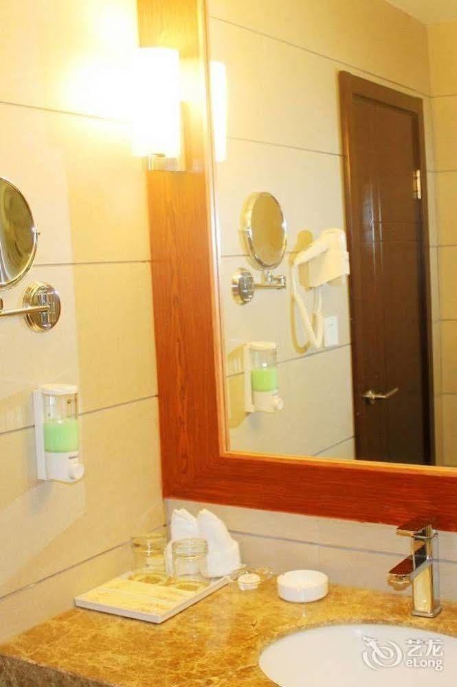 Chengdu Ronghome Hotel Екстер'єр фото