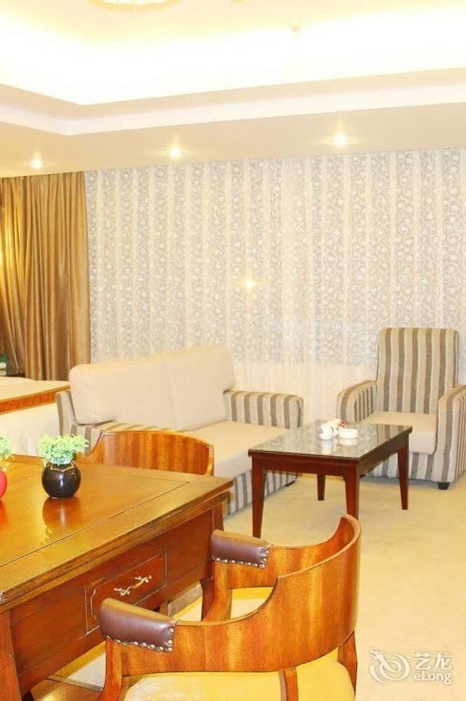 Chengdu Ronghome Hotel Екстер'єр фото